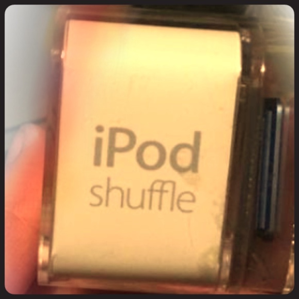 New IPod Shuffle with Charger & earbuds